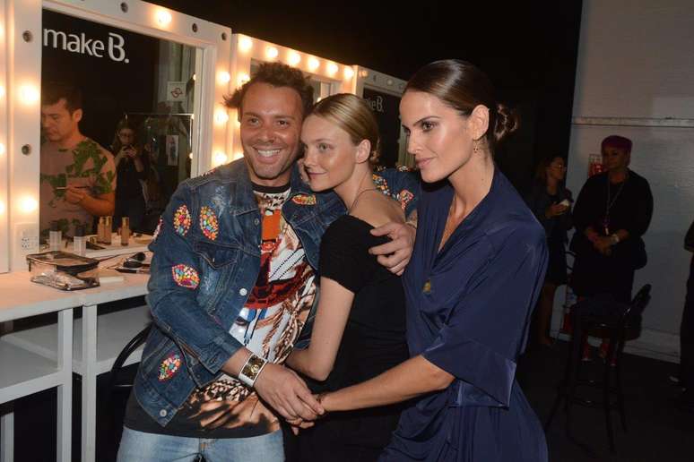 <p>Carol Trentini e Izabel Goulart posam no backstage no desfile da Água de Coco, nesta quarta-feira (2), no SPFW</p>