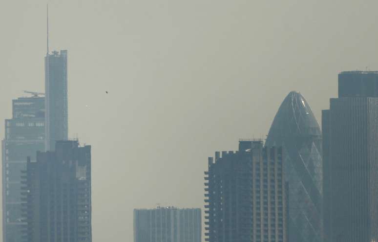 <p>Fumaça escura circunda a cidade de Londres, em 1 abril. O Instituto de Meteorologia da Grã-Bretanha alerta que a Grã-Bretanha enfrentará fortes níveis de poluição esta semana</p>
