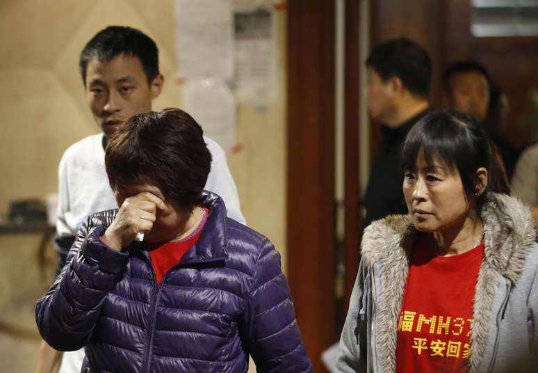 <p>Um familiar de um passageiro do v&ocirc;o MH370 chora depois de participar de uma videoconfer&ecirc;ncia com o governo da Mal&aacute;sia,&nbsp;no Hotel Lido, em Pequim, nesta quarta-feira,&nbsp;2 de abril</p>