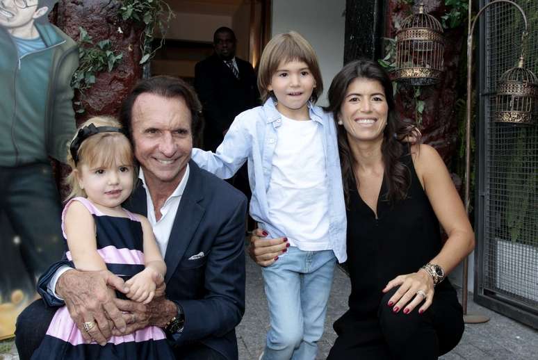 Emerson Fittipaldi e a mulher, a empresária Rossana Fanucchi, receberam vários "mini famosos" no aniversário dos filhos, Emerson, 7 anos, e Vitória, 4 anos, que aconteceu em um buffet infantil em São Paulo, nesta quarta-feira (2)