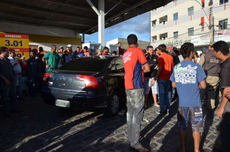 Homem foi morto dentro de carro em posto de combustíveis no sudoeste da Bahia