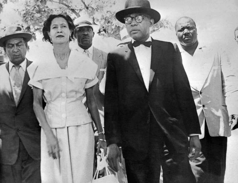 <p><strong>Setembro de 1957 -</strong> François Duvalier e a esposa Simone votam em eleição presidencial, na qual Duvalier desponta como o principal candidato </p>