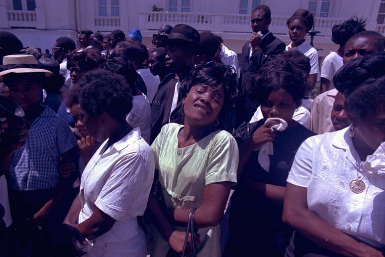 <p>Haitianos choram a morte do presidente Papa Doc, em abril de 1971. Até hoje o líder haitiano é amado e odiado</p>