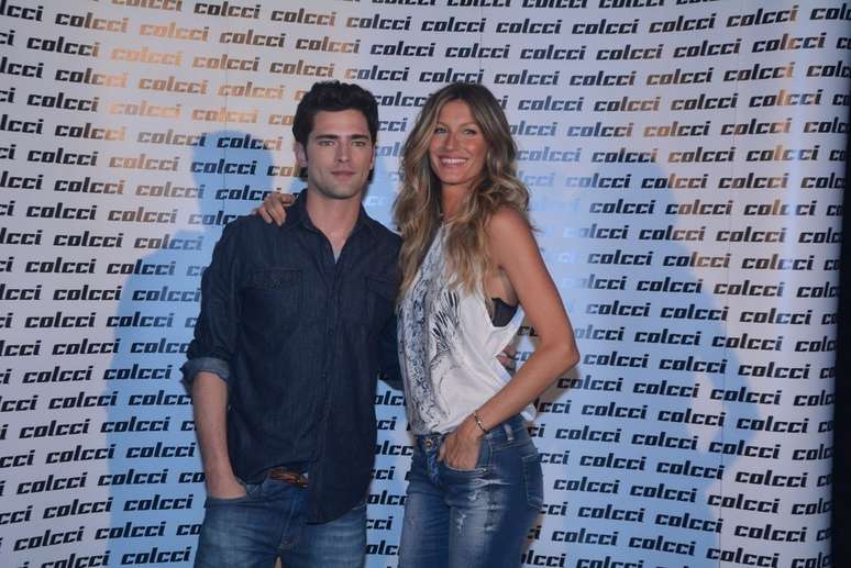 <p>Sean desfila com Gisele Bündchen pela Colcci</p>