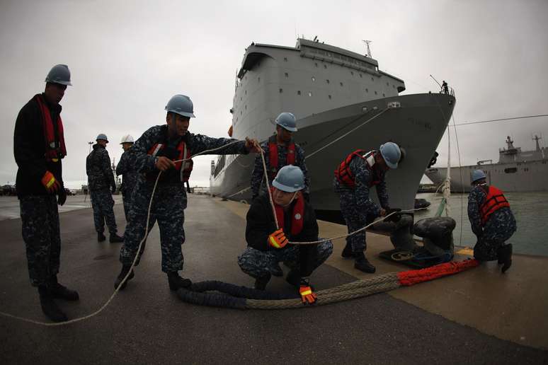 <p>Norte-americanos atracam o navio da Marinha Cape Ray na base naval de Rota, em Cádiz, em fevererio de 2014. A embarcação é responsável pela destruição de armas químicas sírias</p>