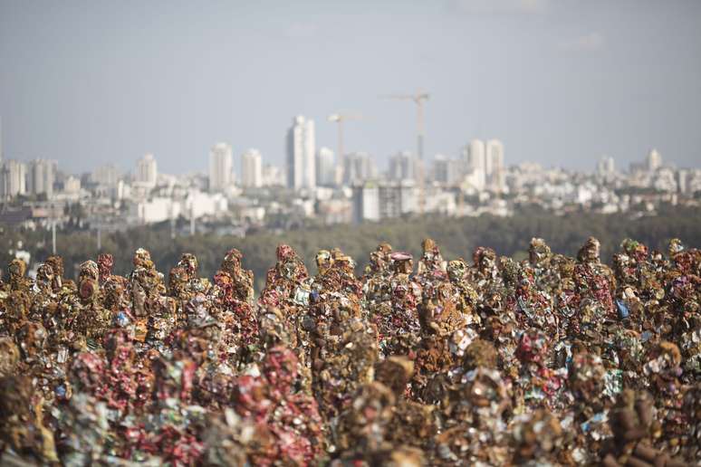 <p>"Trash People" é uma exposição de arte de figuras em tamanho natural feita a partir de 20 toneladas de ferro reciclado, vidro, peças de computador, latas e resíduos industriais. Nesta quarta-feira ela está exposta em Hiriya, aterro de Israel, perto de Tel Aviv</p>