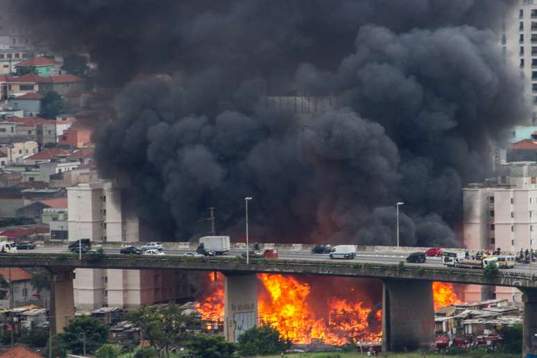 <p>Incêndio de grandes proporções destroi barracos em favela da zona sul de São Paulo</p>