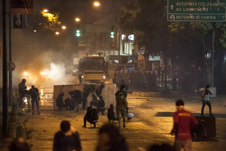 Militares venezuelanos jogam bombas em manifestantes na fronteira