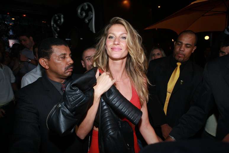 <p>Gisele Bündchen prestigiou a festa da Colcci na noite desta terça-feira (2) após desfilar pela grife e fechar o dia</p>