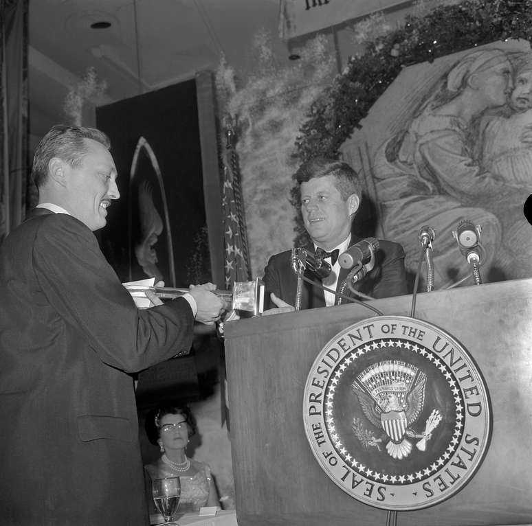 <p>Entre os prêmios e honrarias recebidas pelo professor, um especial foi entregue pelas mãos do presidente americano John F. Kennedy em 1962</p>