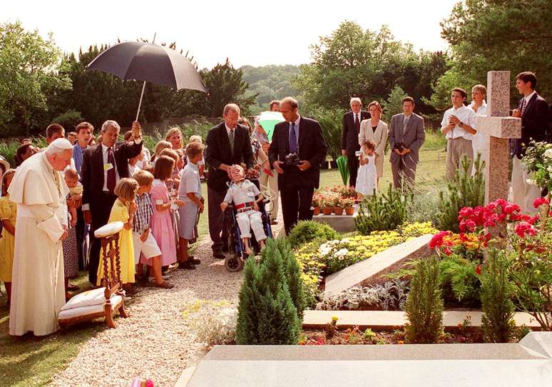 <p>O Papa João Paulo II visitou em 1997 o túmulo do professor Lejeune, que morreu em 1994. O cientista descobridor da trissomia 21 foi oponente do aborto e ativista da Igreja</p>