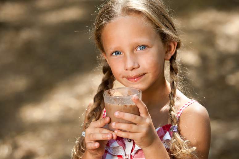 A partir dos 4 anos, o leite da criança pode ser combinado com chocolate em pó solúvel ou achocolatado