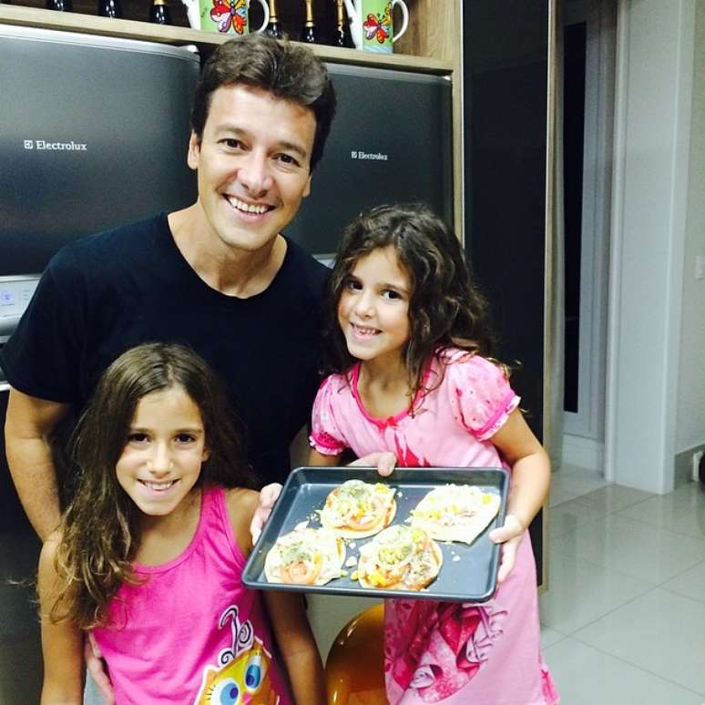 Na casa de Vera e Rodrigo, as meninas são estimuladas a experimentar novas receitas e a ajudar na cozinha