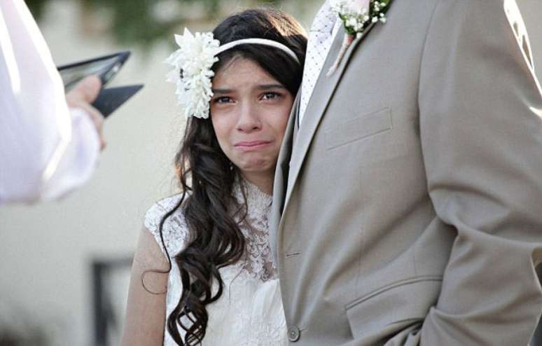 <p>O pai levou a filha de 11 anos ao altar para registrar o momento</p>