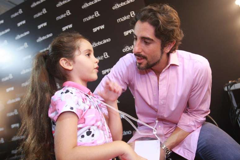 <p>Mion acompanhou a filha nos bastidores do desfile</p>