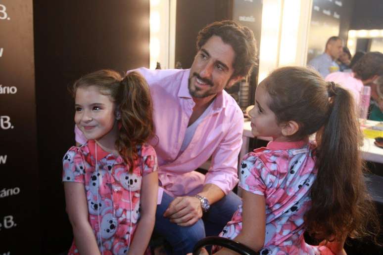 <p>O apresentador Marcos Mion acompanhou a filha Donatella nos bastidores do desfile da grife infantil Lilica Ripilica, nesta quinta-feira (3), quarto dia de S&atilde;o Paulo Fashion Week</p>