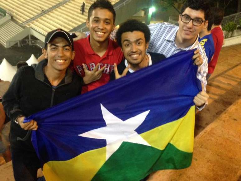 Amauri mostra com orgulho bandeira de sua terra natal, Rondônia