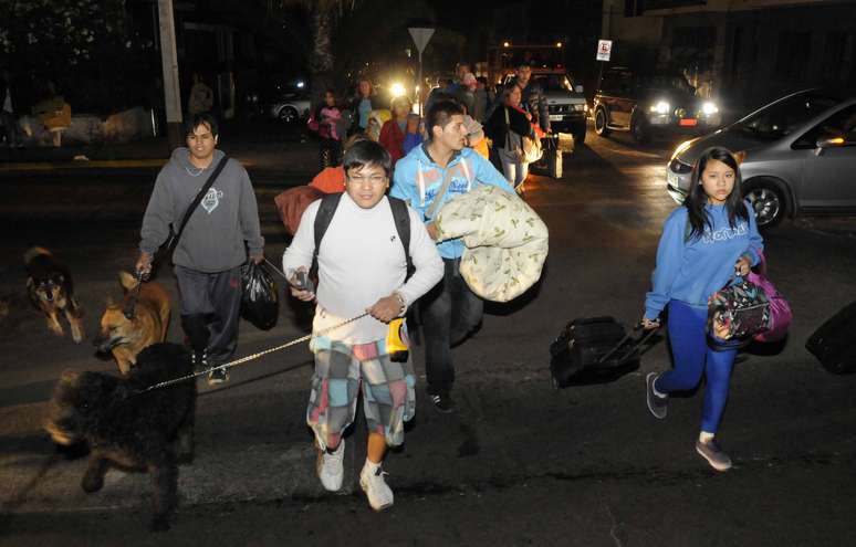 Moradores de Iquique deixam as suas casas logo após o terremoto nessa quarta-feira