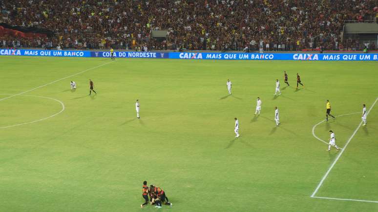 Jogadores do Sport comemoram primeiro gol com o centroavante Neto Baiano