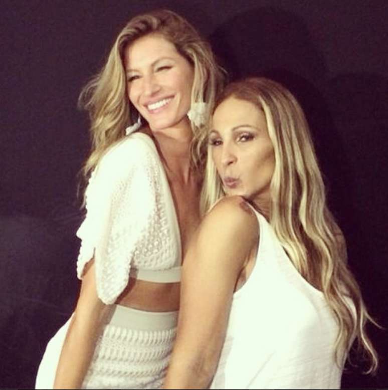 <p>Após desfilar pela Colcci, Gisele posou com a funkeira nos bastidores do SPFW</p>