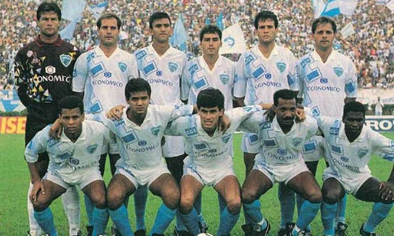 Time titular posta para foto na terceira partida da final contra União Bandeirantes, no Estádio do Café