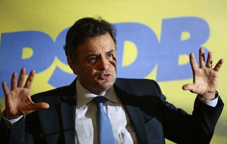 <p><strong>AÉCIO NEVES</strong> "Ele me pede mais coisas do que os outros pediram. Não estou dizendo que o José Serra não era próximo a mim. Mas o Serra não pede conselhos, ele tem opinião"</p>