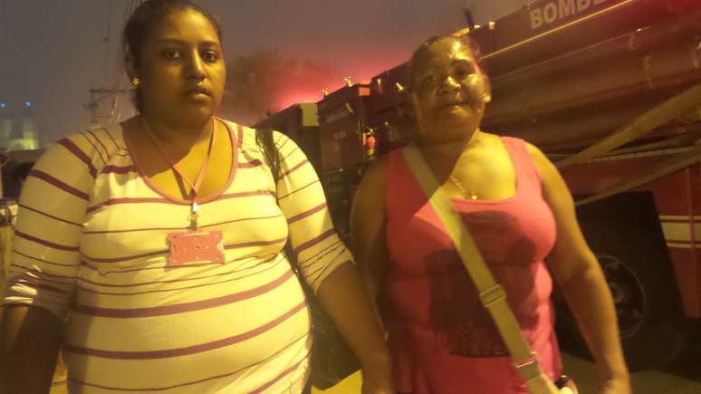 <p>As moradoras Maria Aurides Menezes, 29, e Adenilda de Jesus Santos, 55, que perderam os barracos no incêndio da favela</p>