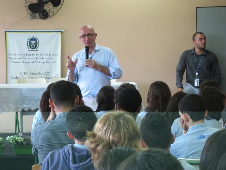 Tom Healy, representante do programa Fulbright, durante palestra no Rio de Janeiro