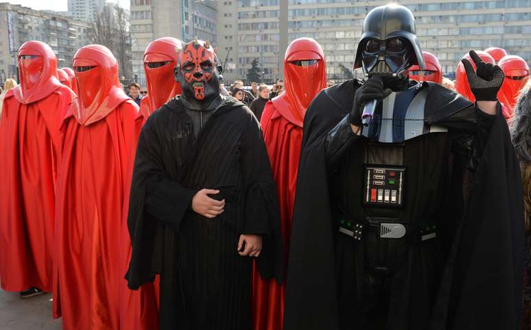 <p>Homem, vestido de Darth Vader, que anunciou que est&aacute;&nbsp;concorrendo &agrave; presid&ecirc;ncia da Ucr&acirc;nia como candidato oficial do Partido Internet ucraniano (UIP) e outro vestindo a roupa do Darth Maul, cercados por homens vestidos como o imperador Royal Guards participam&nbsp;de uma a&ccedil;&atilde;o de protesto em frente ao edif&iacute;cio da Comiss&atilde;o Eleitoral Central, em Kiev, nesta quinta-feira,&nbsp;3 de abril</p>