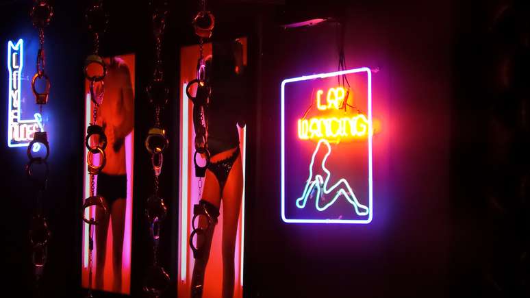 Pain&eacute;is de LED exibe v&iacute;deos de homens e mulheres se despindo, simulando as vitrines de Amsterd&atilde;