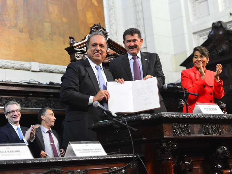 Pezão foi empossado como governador do Rio de Janeiro na manhã desta sexta-feira 
