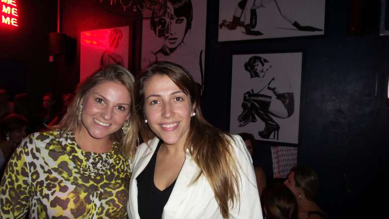 As amigas Raquel Cozer (esq.) e Aline Thomas (dir.) se impressionaram com a quantidade de mulheres no bar