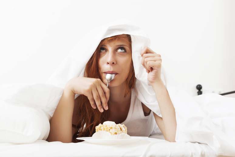 <p>Um sorvete pode ajudar você a relaxar antes de ir para a cama, mas até mesmo a mínima indulgência alimentar pode adicionar mais calorias ao final da semana</p>