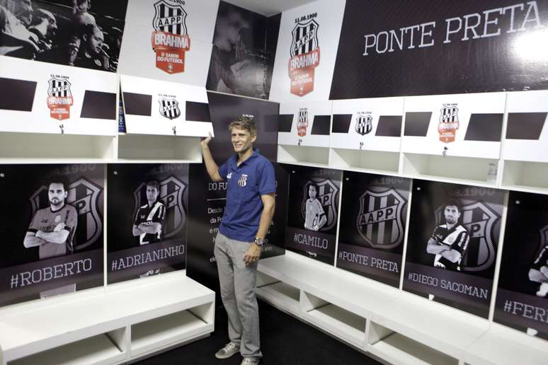 Meia Adrianinho foi um dos jogadores que participou da inaugura&ccedil;&atilde;o do vesti&aacute;rio da Ponte Preta