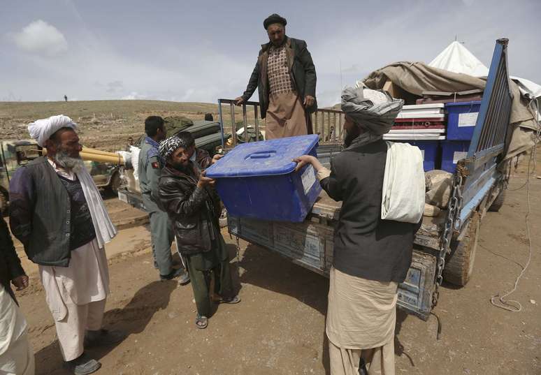 <p>As urnas onde ser&atilde;o depositados os votos durante o pr&oacute;ximo s&aacute;bado come&ccedil;am a chegar no distrito de Adraskan, na prov&iacute;ncia de Herat</p>
