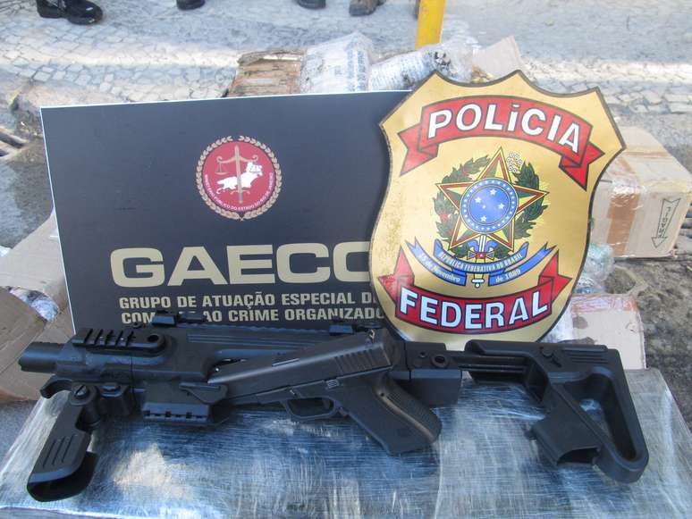 A pris&atilde;o de Capoeira ocorreu em Manguinhos, na zona norte do Rio. Com ele, segundo a PF, foram apreendidos armamentos de diversos calibres e drogas