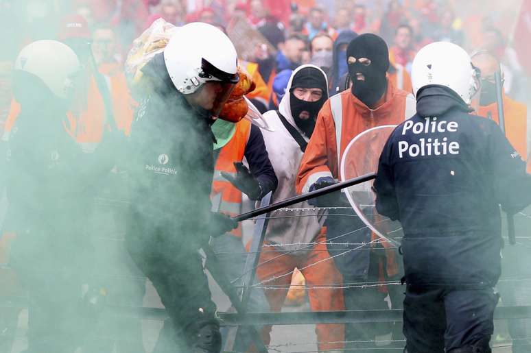 <p>Ao fim da manifestação ocorreram confrontos com a polícia, que usou bombas de gás lacrimogêneo para conter os manifestantes </p>