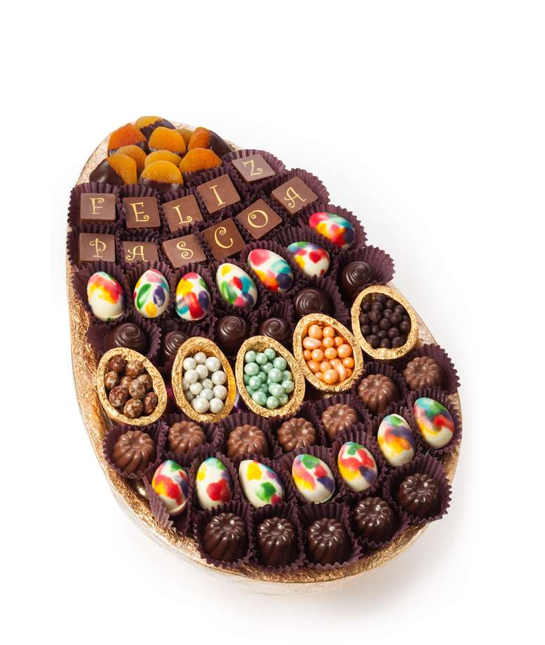 <p>Metade de Ovo Feliz P&aacute;scoa da Chocolat du Jour tem 3,7kg e sai por R$ 1.279. Produto traz p&eacute;rolas nos sabores de menta, erva doce, maracuj&aacute; e caf&eacute;</p>
