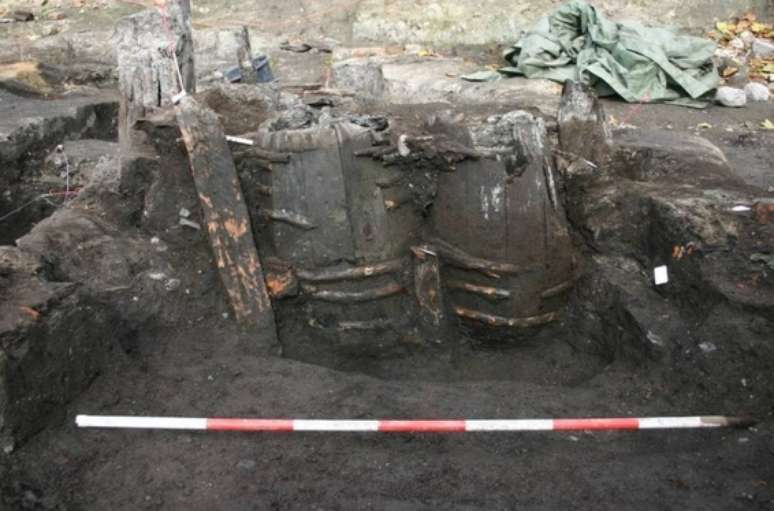 Barris que serviam de latrina em cidade medieval são encontrados com conteúdo "conservado"