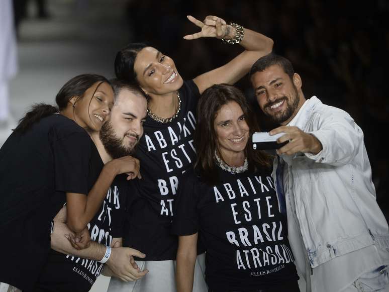 <p>Ator Cauã Reymond faz selfie com Laís Ribeiro e Lea T em desfile da Ellus</p>