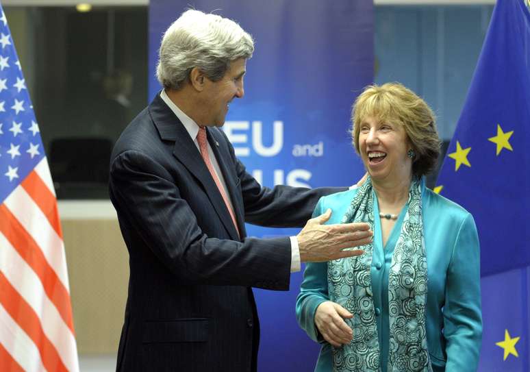 O Secretário de Estado americano, John Kerry, e a a chefe do serviço exterior europeu, Catherine Ashton em 2 de abril