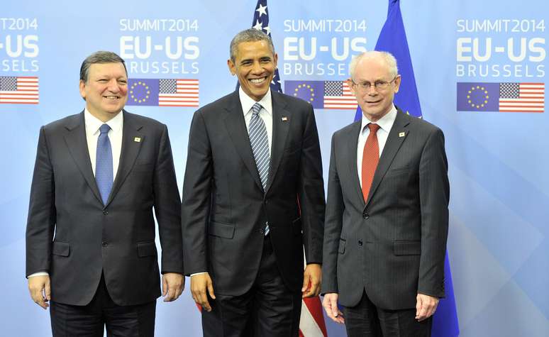 O Presidente do Conselho da UE, Herman Van Rompuy (direita) e o presidente da Comissão Européia, José Manuel Barroso (esquerda) cumprimentam o presidente dos EUA, Barack Obama (centro) antes do início da cúpula UE-EUA, na sede da UE em Bruxelas, em 26 de março 