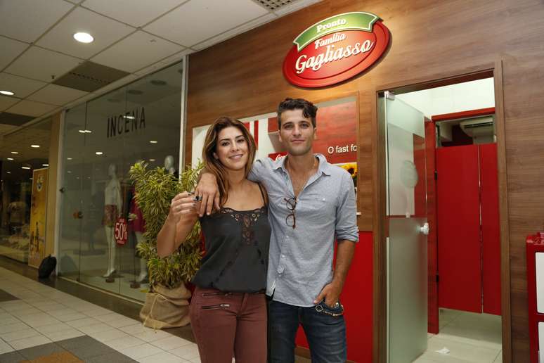 Bruno Gagliasso inaugurou nessa quinta-feira (3) um restaurante ao lado da m&atilde;e, L&uacute;cia, e do irm&atilde;o, Thiago , em um shopping da Barra da Tijuca. Na foto, Fernanda Paes Leme