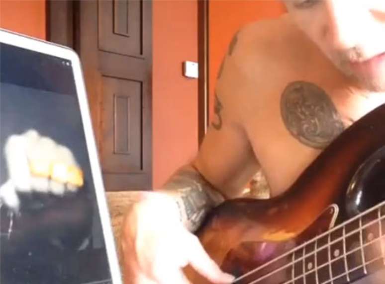 No Instagram, Flea mostra versão que fez para música de MC Guimê