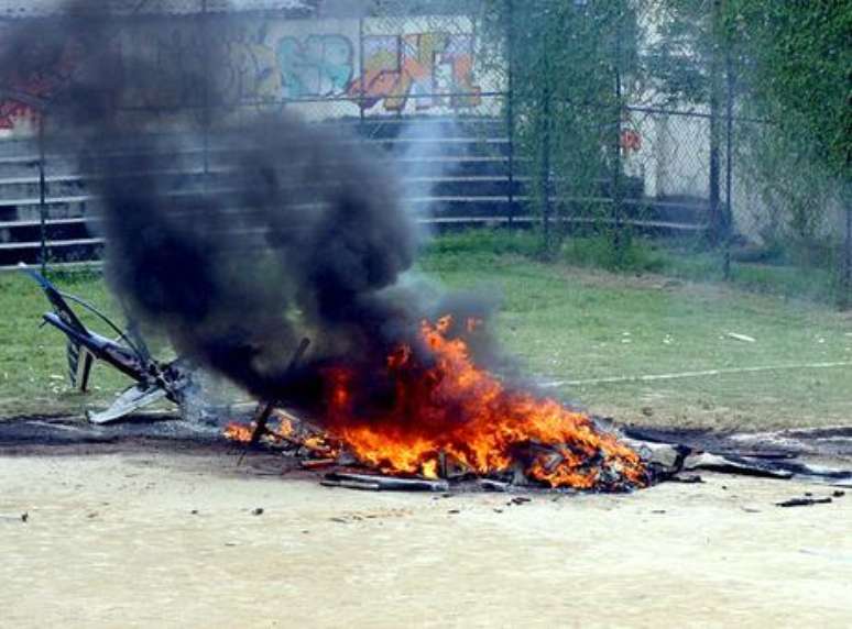 O helic&oacute;ptero da PM explodiu ap&oacute;s pouso for&ccedil;ado no Morro dos Macacos, em 17 de outubro de 2009