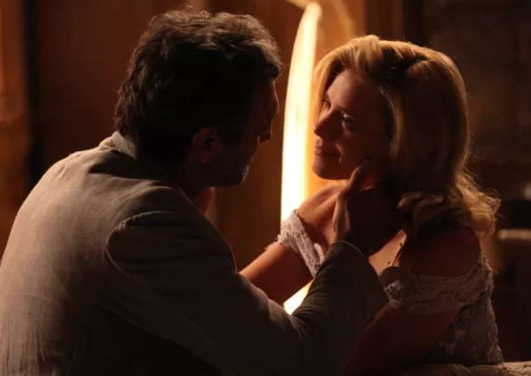 Iolanda e Mundo descobrem que a mãe de Tiaguinho morreu e adotam o menino