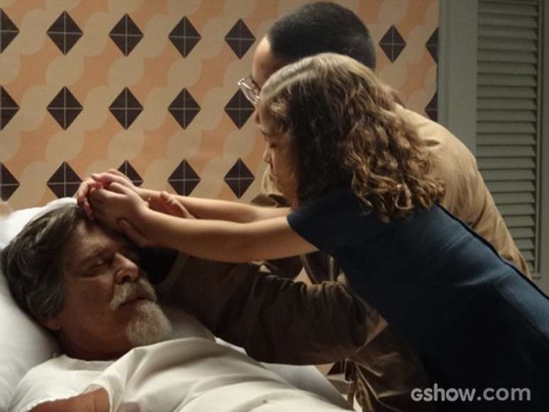 <p>Pérola entoa um mantra para o avô</p>