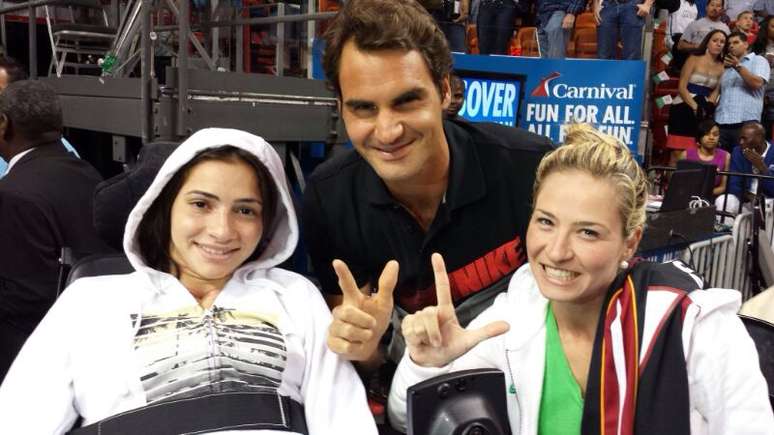 <p>Lais ao lado do tenista suíço Roger Federer</p>