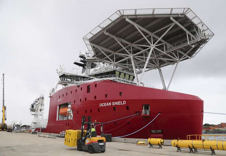 Navio australiano Ocean Shield que será base do equipamento de busca submarina pela caixa-preta do avião da Malásia