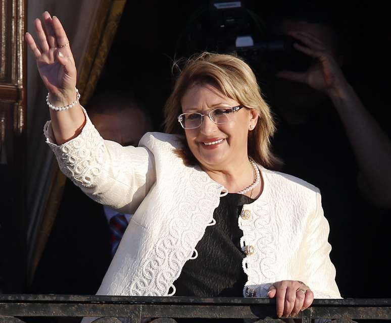 Presidente eleita de Malta, Marie-Louise Coleiro Preca, acena para a multid&atilde;o do Pal&aacute;cio presidencial em Valletta nesta sexta-feira
